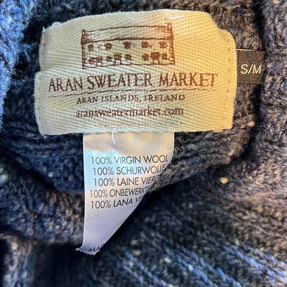 Blue knitted poncho - Picture 2 of 2